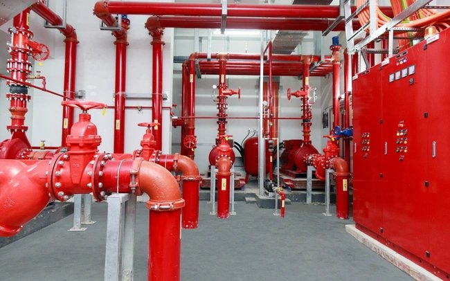 Phòng bơm chữa cháy PCCC với hệ thống đường ống đỏ