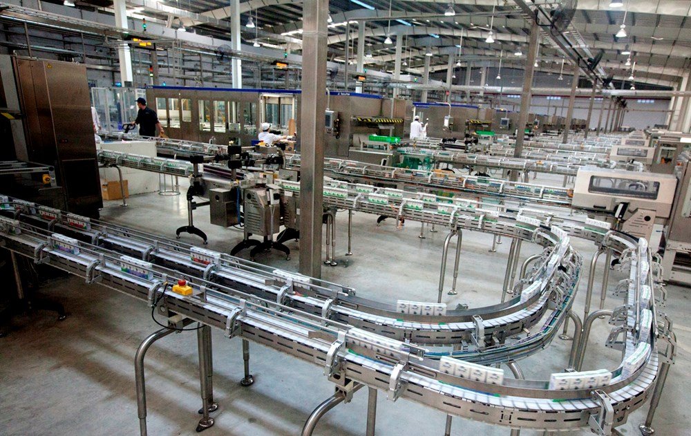 Dây chuyền đóng gói sản xuất trong nhà máy công nghiệp
